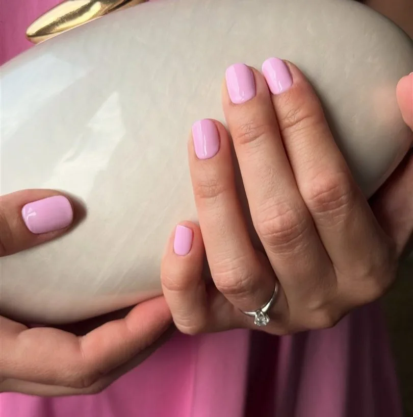 Manikura s ružičastim trajnim lakom, LUNÈA beauty salon